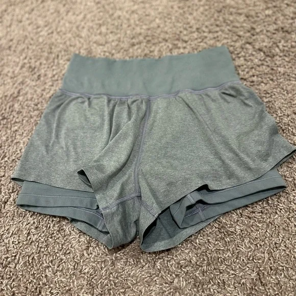 Lululemon Seamless Moves Short 2.5” Magnet Grey , size 4 - Picture 3 of 9